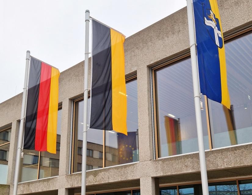 Gehisste Fahnen am Bürgerhaus in der Neuen Stadtmitte