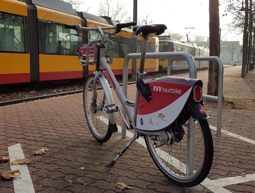 KVV-Nextbike und im Hintergrund eine Straßenbahn KVV-Nextbike und im Hintergrund eine Straßenbahn