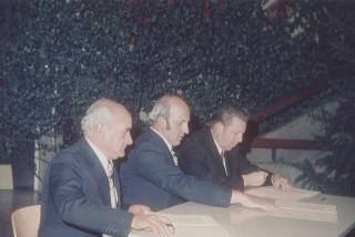 Unterzeichnung des Zusammenschlussvertrags am 11. Juni 1974 in der Schwarzwaldschule