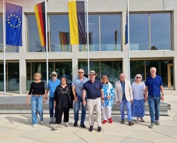Die Mitglieder des Seniorenbeirats vor dem Bürgerhaus