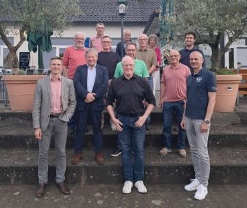 Gruppenbild des Stiftungskuratoriums und des Stiftungsvorstands auf Treppe im Außenbereich