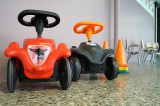 rotes und schwarzes Bobbycar