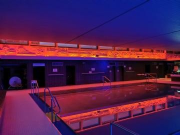 Atmosphärische Innenbeleuchtung im Hallenbad Atmosphärische Innenbeleuchtung im Hallenbad