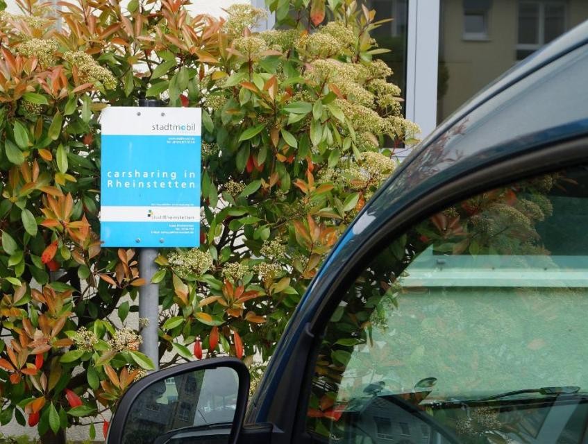 Carsharing-Standort mit Hinweisschild - Symbolbild Carsharing-Standort mit Hinweisschild - Symbolbild