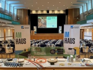Blick vom Podium auf den bestuhlten Saal mit Bannern rechts und links