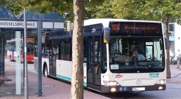 Bus der Linie 106/Neuburgweier an der Haltestelle Rösselsbrünnle