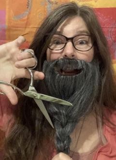 Frau mit langem Bart schneidet diesen ab