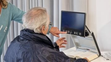 Andreas Held und eine Mitarbeiterin der Verwaltung testen das neue Gerät