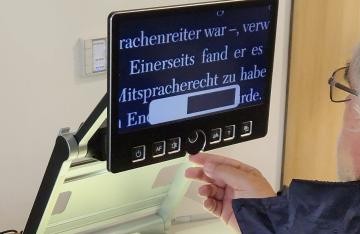 Bildschirm des Lesegeräts mit vergrößertem Text darauf zu lesen