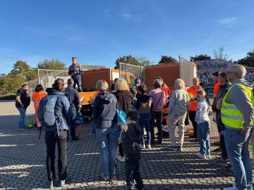 OB Sebastian Schrempp auf einer LKW-Ladefläche begrüßt die Teilnehmenden der Let's putz-Aktion auf dem Platz vor der Keltenhalle