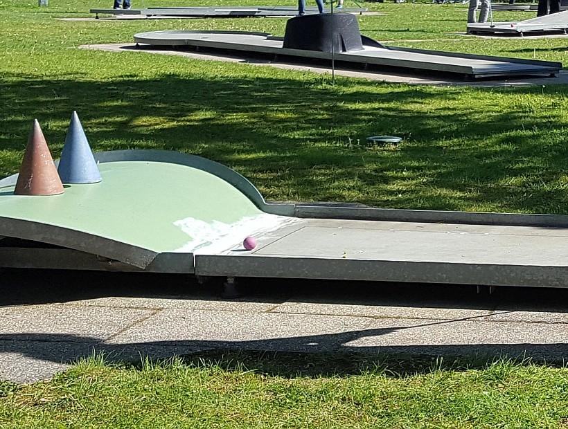 Minigolfbahn mit zwei bunten Hütchen und weitere Bahnen