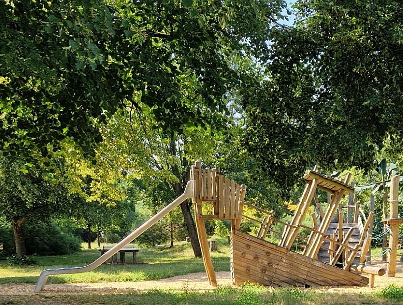 Spielplatz mit Holzschiff-Spielgerät