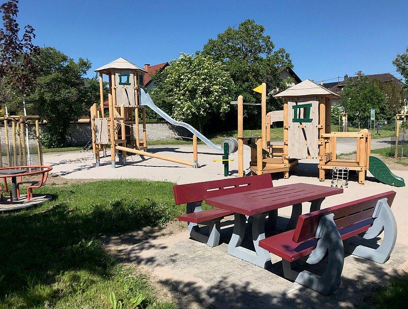 Spielplatz mit Spielgeräten