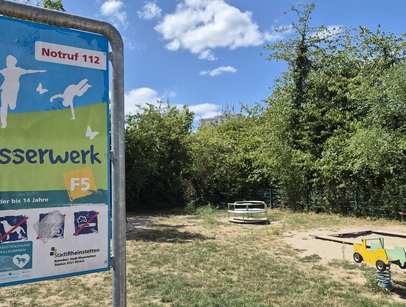 Spielplatzbild Wasserwerk - F5 mit Wipp-Auto und Karussell