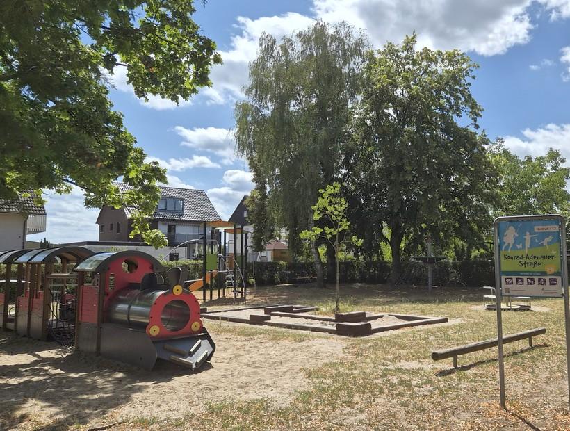Spielplatz F6 - Konrad-Adenauer-Straße mit Spielzeuglok und Sandkasten