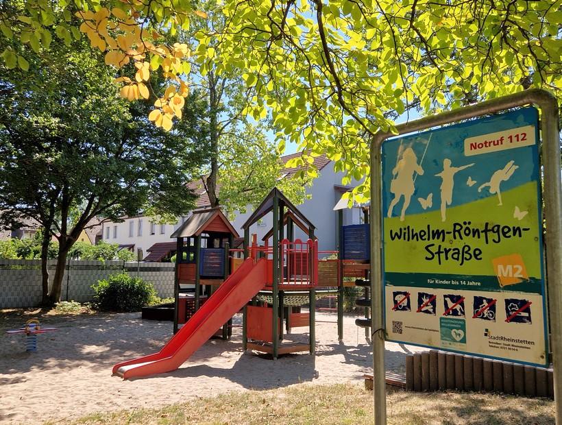 Spielplatz N2 - Wilhelm-Röntgen-Straße mit Klettergerät und Rutsche