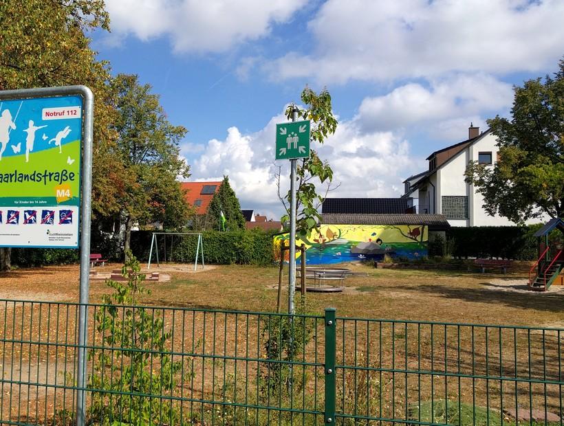 Spielplatz M4 - Saarlandstraße mit Karussell, Schaukeln und Klettergerüst