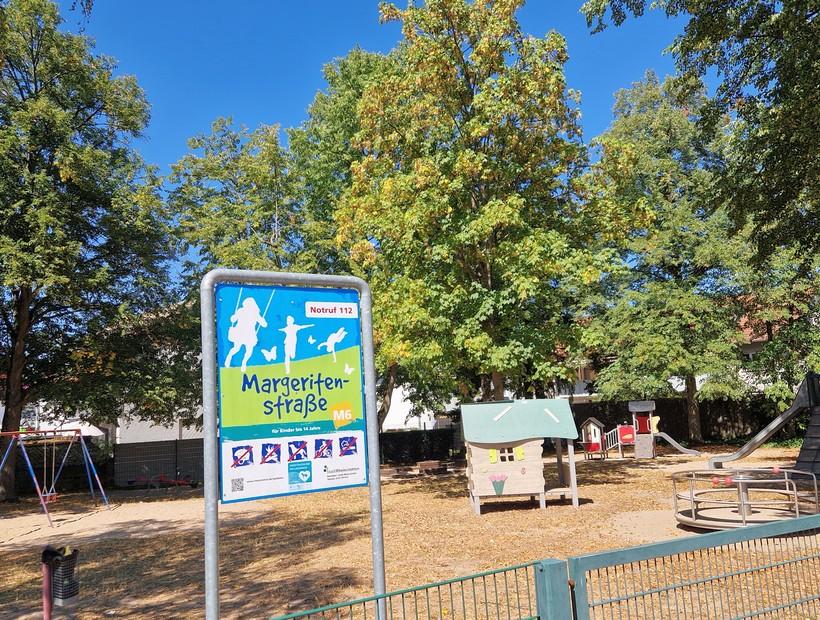 Spielplatz M6 - Margeritenstraße mit Karussell, Schaukeln, Häuschen und Klettergerüst