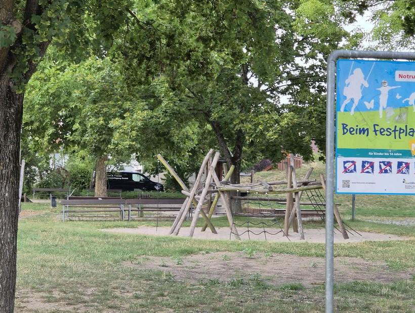 Spielplatz N1 - Beim Festplatz mit Klettergerüst und Schild