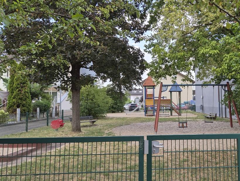 Spielplatz N4 - Ebersteinstraße mit Schaukeln, Klettergerüst und Sandkasten
