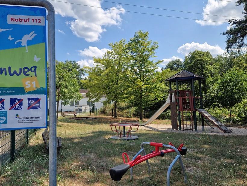 Spielplatz S1 - Tannenweg mit Wippe, Karussell und Klettergerät