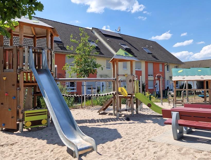 Spielplatz S2 - Kiefernweg mit Klettergerät, Rutsche, Häuschen und Bank