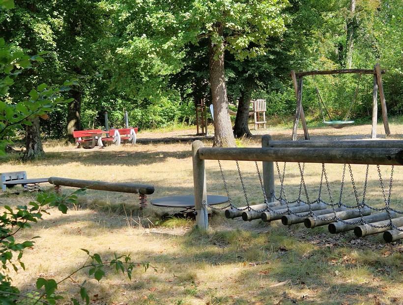 Spielplatz S3 - Waldspielplatz mit Schaukel und Schild