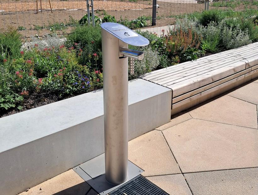 Trinkbrunnen in der Neuen Stadtmitte im Traugarten hinter dem Bürgerhaus