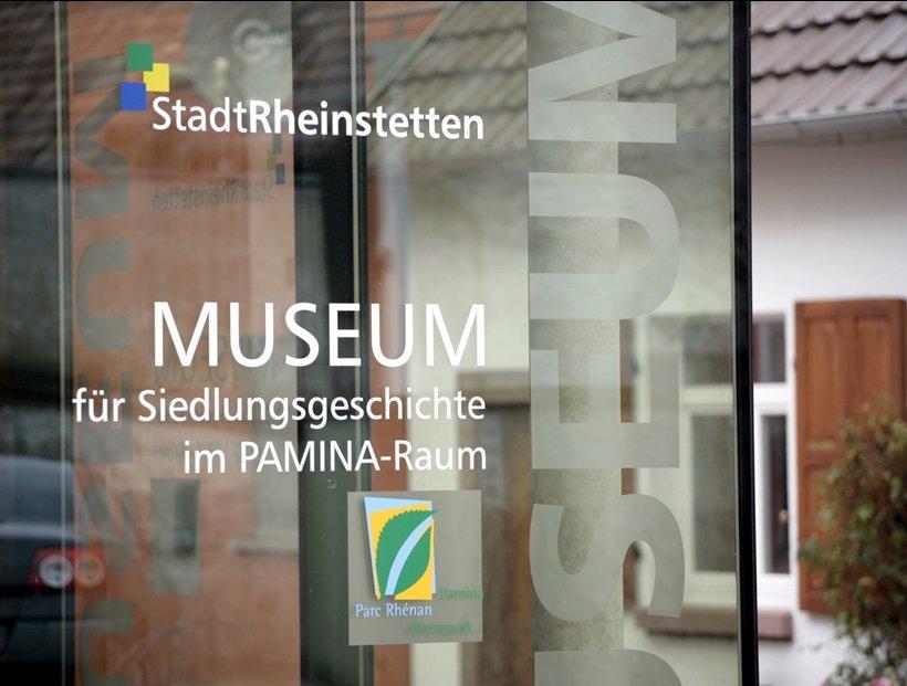 Fensterscheibe mit Aufschrift Museum für Siedlungsgeschichte im PAMINA-Raum