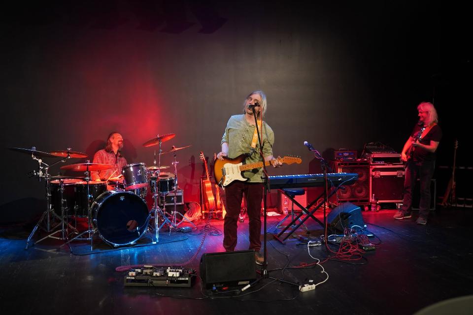 Bild der Band auf einer Bühne