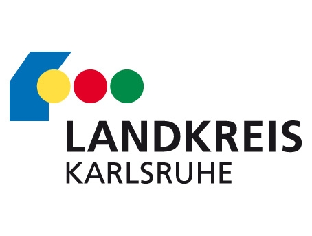 Logo mit dem Schriftzug Landkreis Karlsruhe, drei Punkten in gelb, rot und grün darüger und ein blauer Balken, der abgeknickt ist