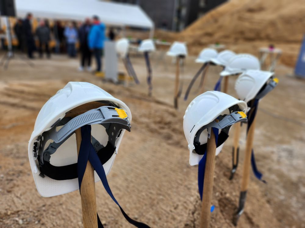 Bild Baustelle und die Helme sind auf den Schaufeln drauf